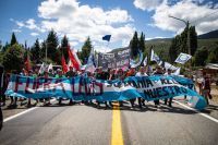 El Foyel: La Policía impidió el avance de la marcha a Lago Escondido