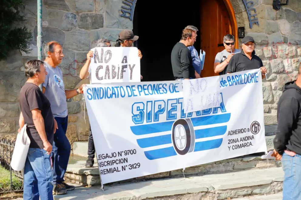 Taxistas protestaron en el Centro Cívico por la falta de licencias