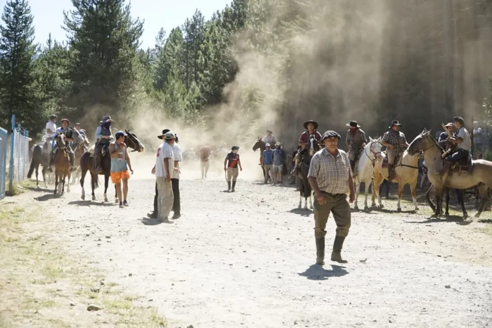Agredieron y golpearon a manifestantes en el ingreso al Camino de Tacuifí