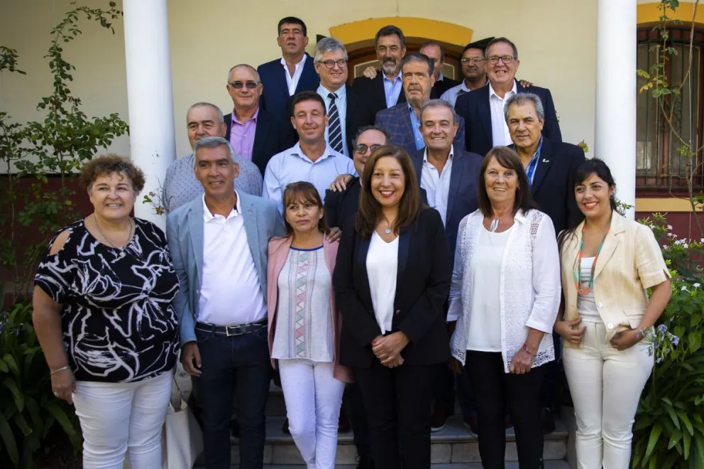 Provincia y Municipios firman convenios escolares por $7300 millones