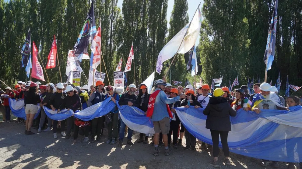 Manifestantes llegaron hasta una playa de Lago Escondido