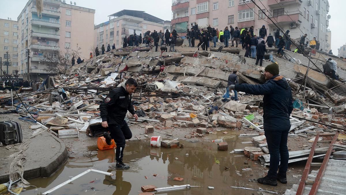 Más de 1.300 muertos por un devastador terremoto de 7,8 de magnitud en Turquía y Siria