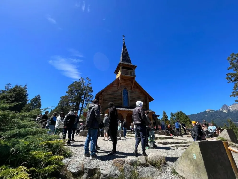 Por riesgo de caída cortarán un viejo ciprés del predio de la Capilla San Eduardo