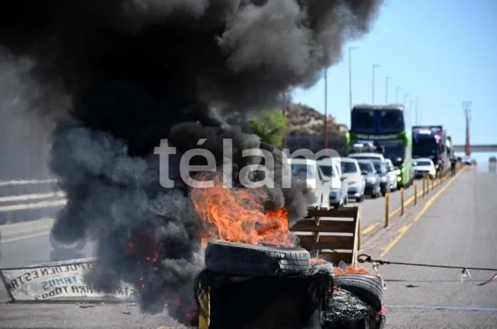 Policías retirados cortaron el puente que une las ciudades de Viedma y Carmen de Patagones
