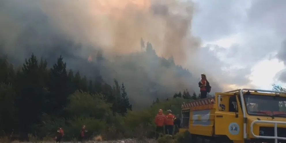 Combaten un nuevo incendio de importantes dimensiones en El Hoyo