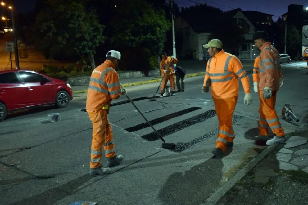 Continúa el pintado nocturno de sendas peatonales para no obstaculizar el tránsito