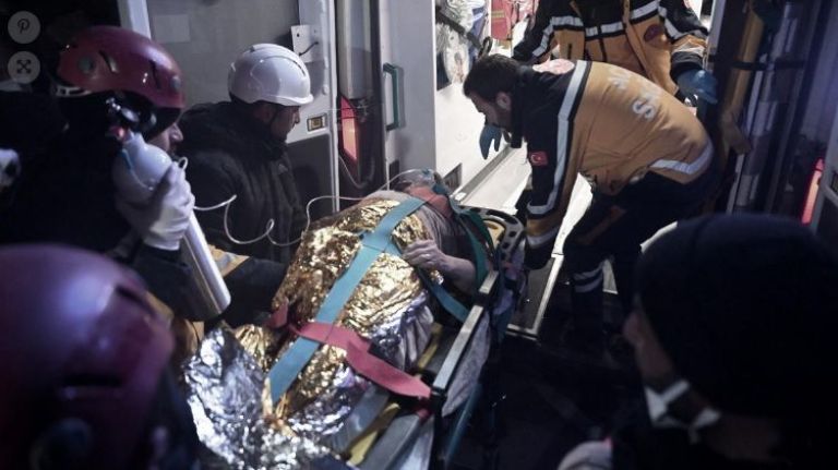 Rescatan a una mujer de 70 años 212 horas después de los terremotos