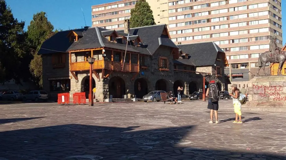 Un remisero en estado de ebriedad casi atropelló a un operario en el Centro Cívico