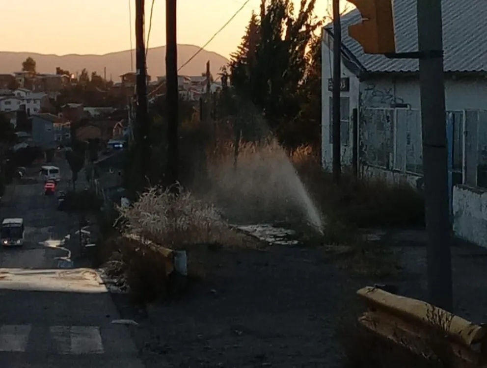 Una pérdida de agua con escarcha en pleno febrero