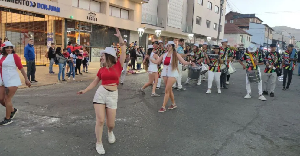 Las calles de Bariloche brillan al ritmo del Carnaval 2023