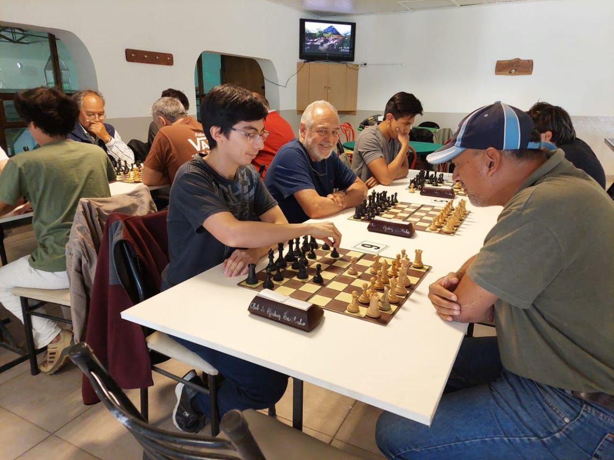 El joven bolsonense Enzo Huenelaf arrasó en el Grand Prix de ajedrez