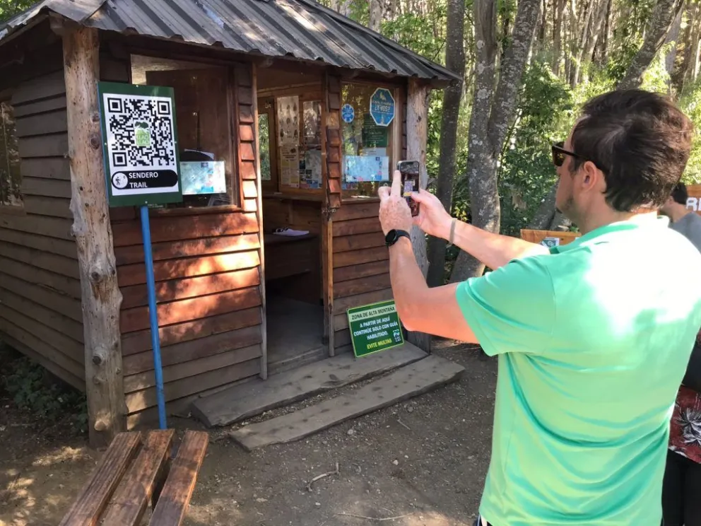 Colocan carteles con información en formato QR en el Parque Municipal Llao Llao