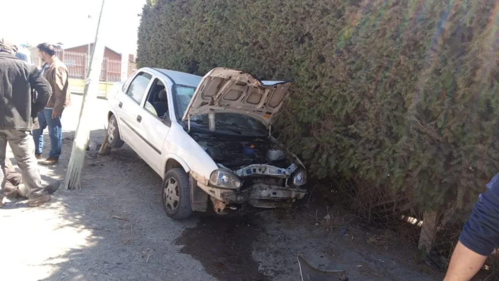 Chocó contra un poste y lo partió en el 4.700 de Pioneros