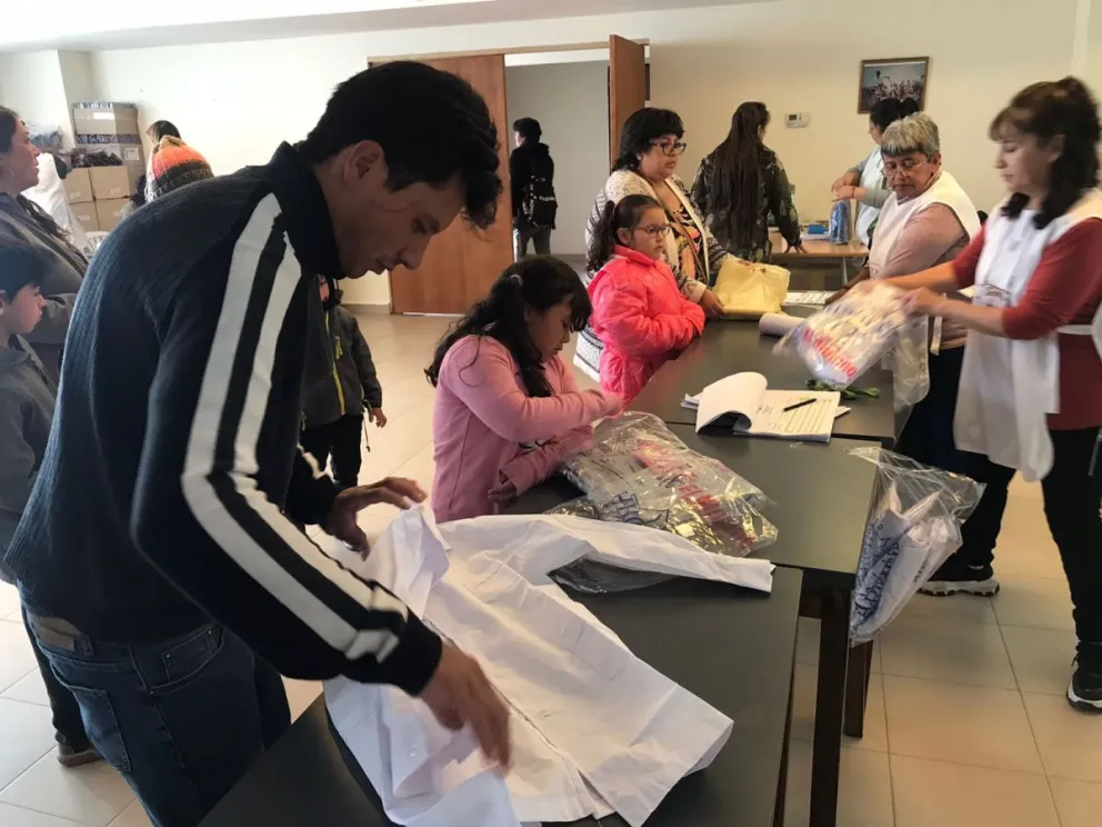 UTHGRA Bariloche entregó útiles escolares y guardapolvos a sus afiliados