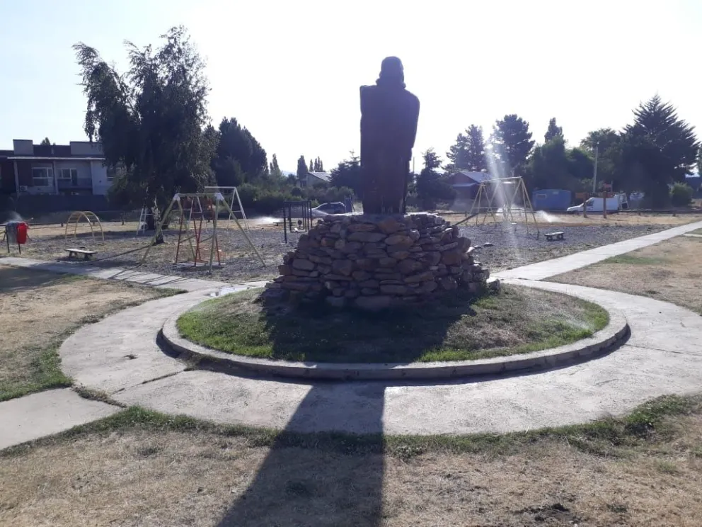 Renovaron el sistema de riego de la plaza Los Pioneros de Dina Huapi