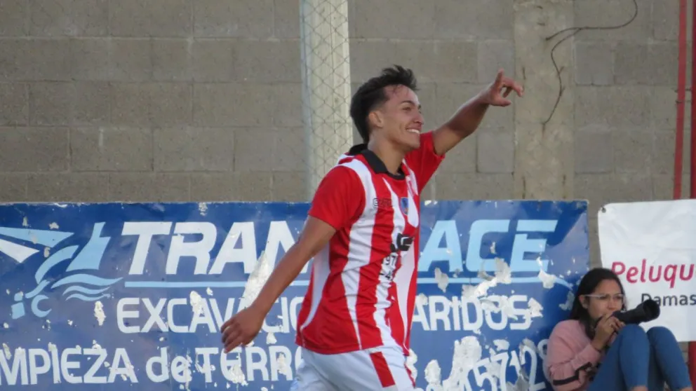 Estudiantes goleó y aprovechó la caída de Puerto para quedar como puntero en soledad