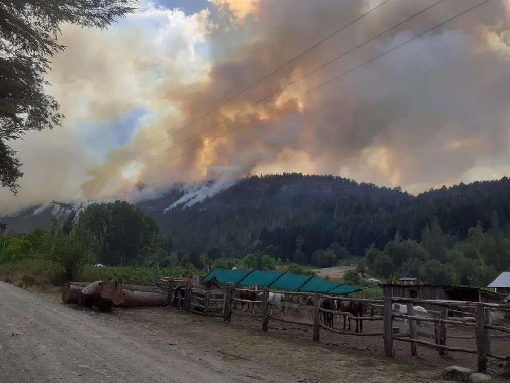 Las condiciones climáticas complican el combate del fuego en El Bolsón