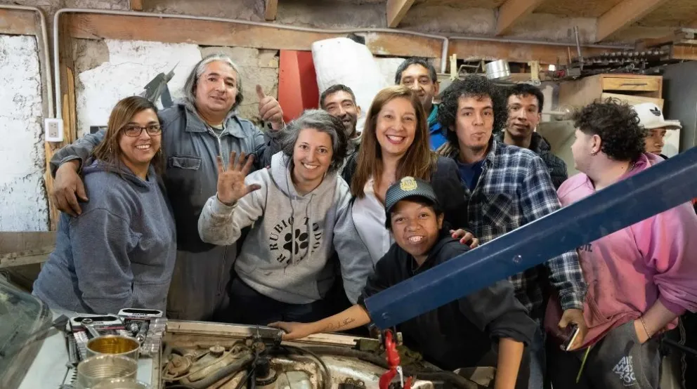 Entregaron maquinaria, madera y capacitación a la Fundación San José Obrero