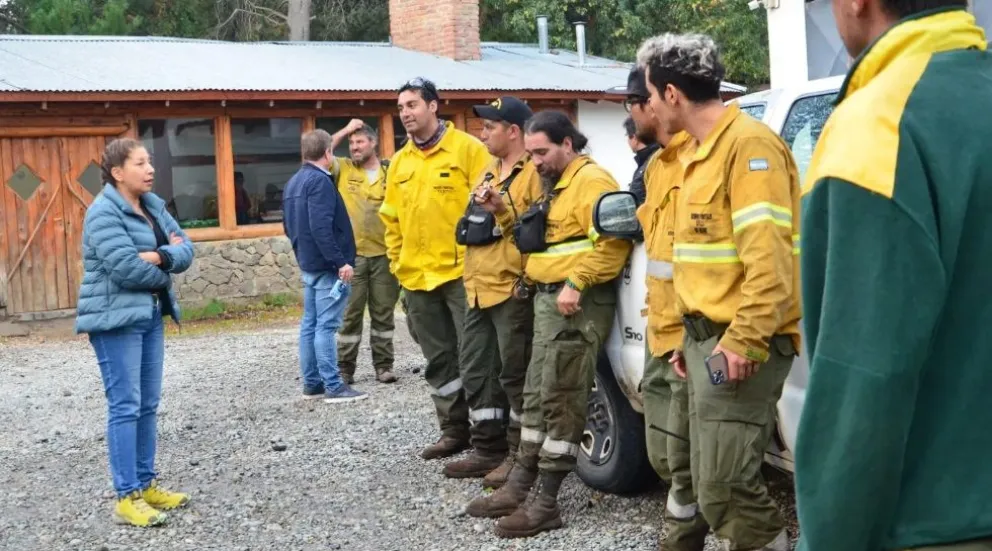 Carreras viajó a El Bolsón y supervisó las tareas de lucha contra el fuego