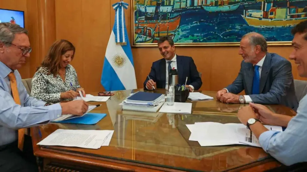 Carreras y Massa firmaron varios convenios en Buenos Aires