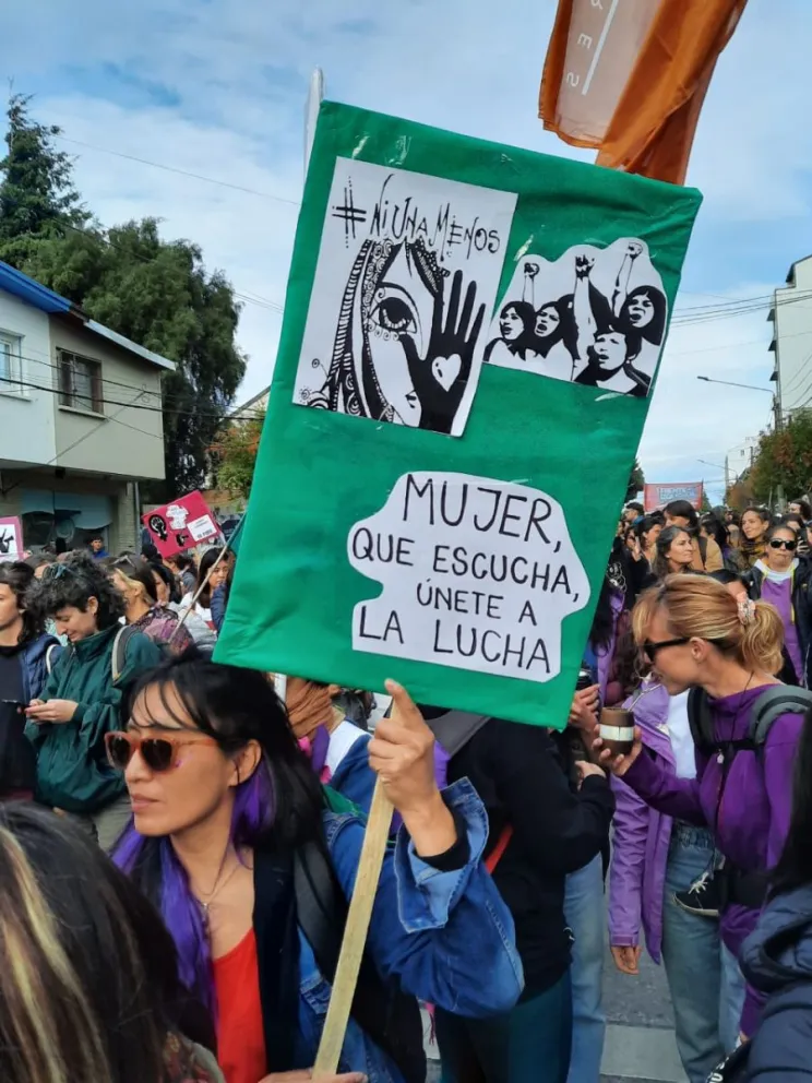 Multitudinaria marcha en Bariloche por el Día Internacional de la Mujer