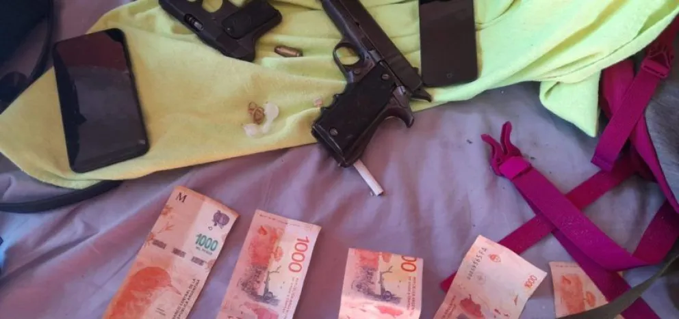 Policía secuestró un vehículo, armas de fuego y pertenencias en dos allanamientos  