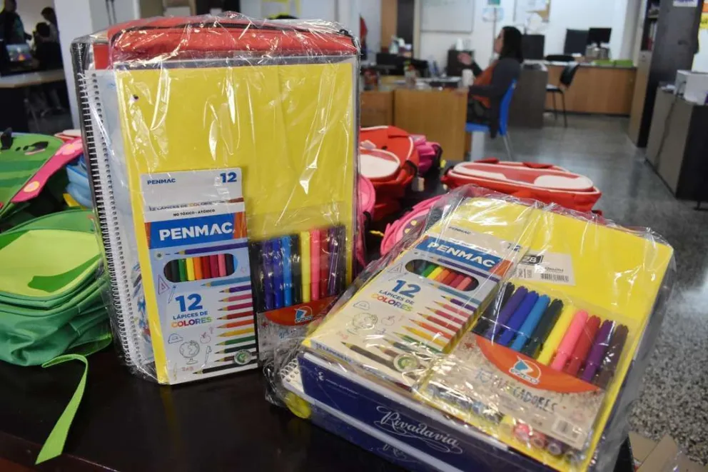 SENAF distribuye material escolar destinado a niños y adolescentes