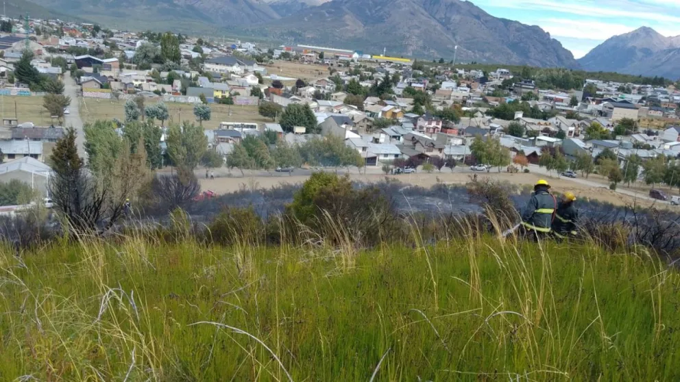 Controlaron un incendio de pastizales en el barrio Vuriloche IV