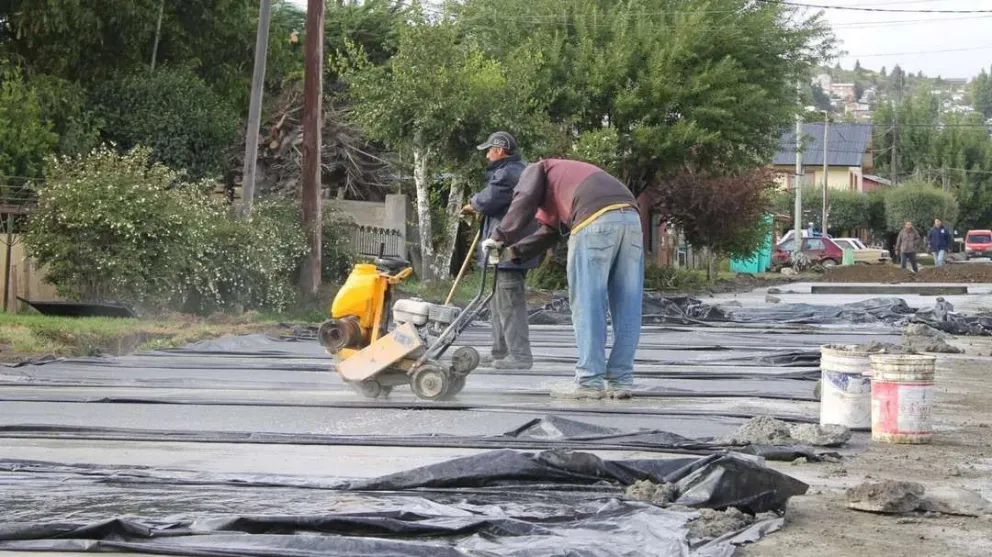 Continúa a buen ritmo la pavimentación de Calle Morales