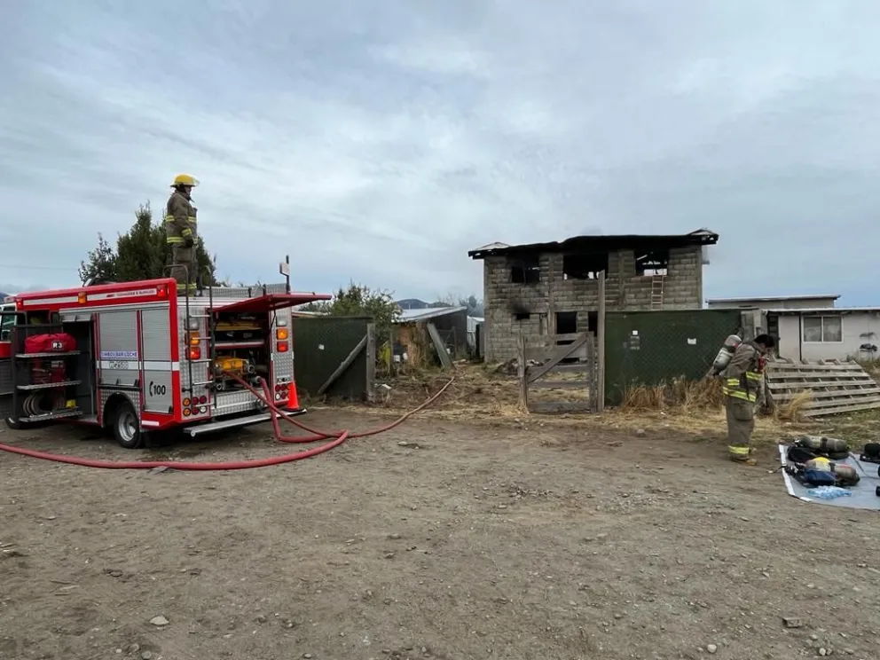 Se incendió una vivienda de dos pisos en el barrio Alun Ruca