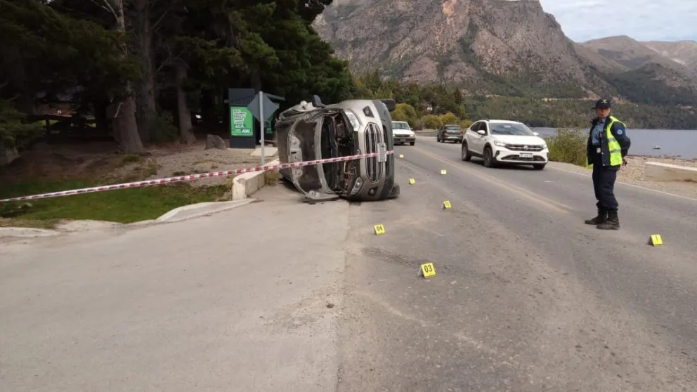 Choque y vuelco en el ingreso a Arelauquen