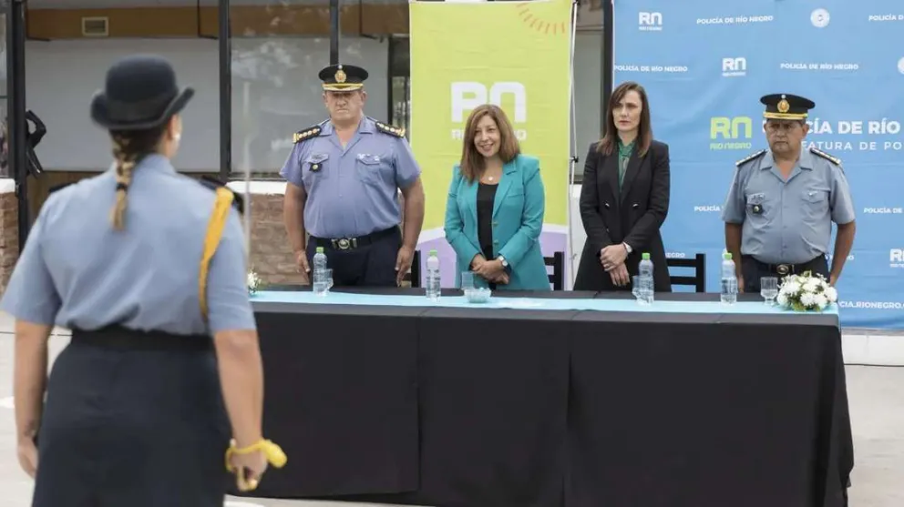Carreras entregó jerarquías a la Policía y distinguió a otra mujer