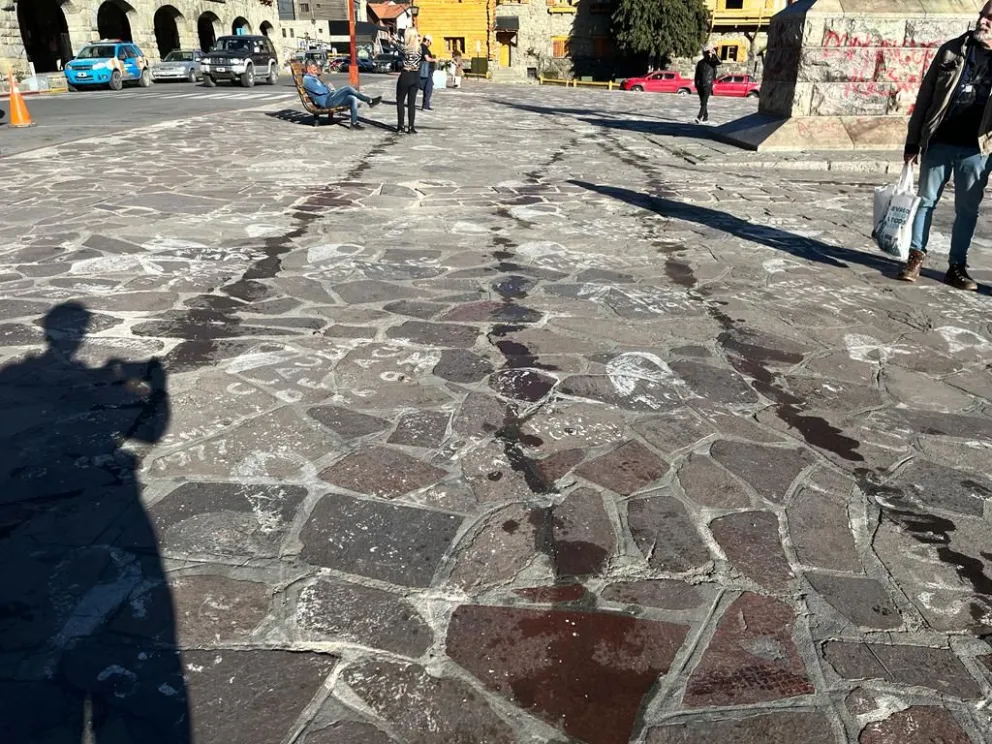Desconocidos derramaron gasoil sobre la plaza del Centro Cívico y el intendente se resbaló