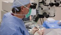 Un hombre que era ciego volvió a ver tras un autotrasplante de ojo en Italia 