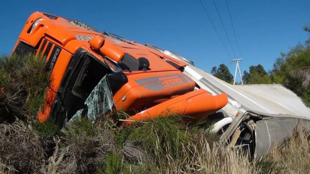 Un camión chileno con salmón congelado volcó entre El Bolsón y Bariloche
