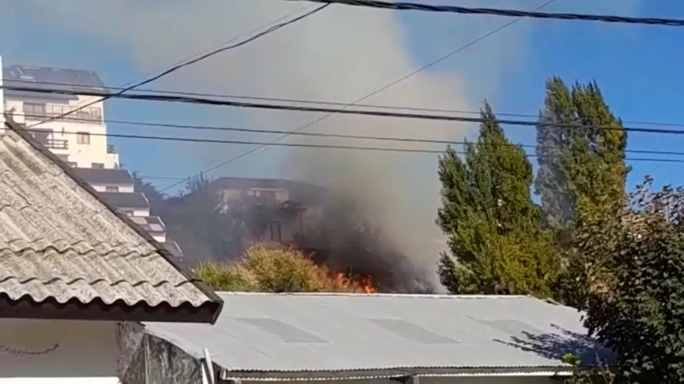 Combatieron un incendio de interfase en la Barda del Ñireco
