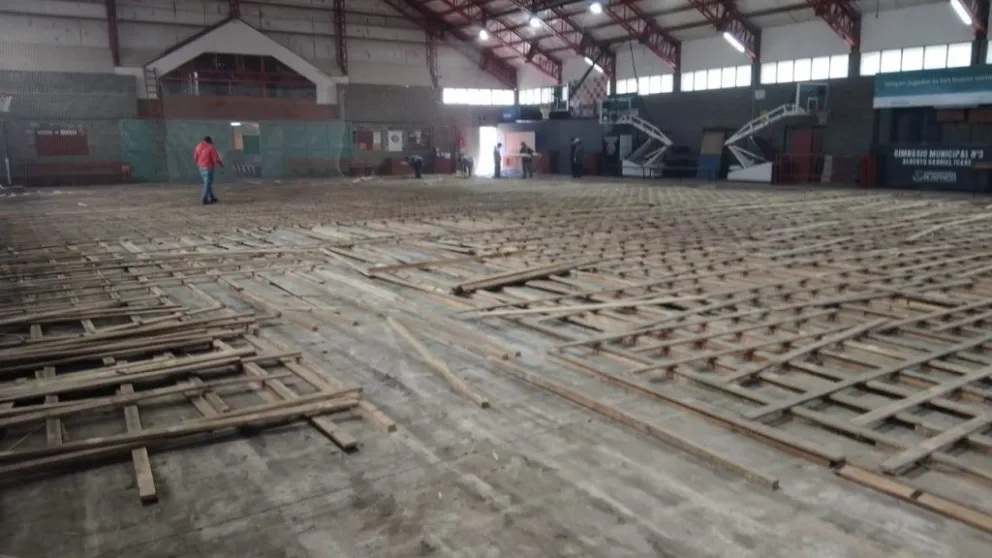 Modernizan el piso del Gimnasio N°3 para eventos de alto rendimiento