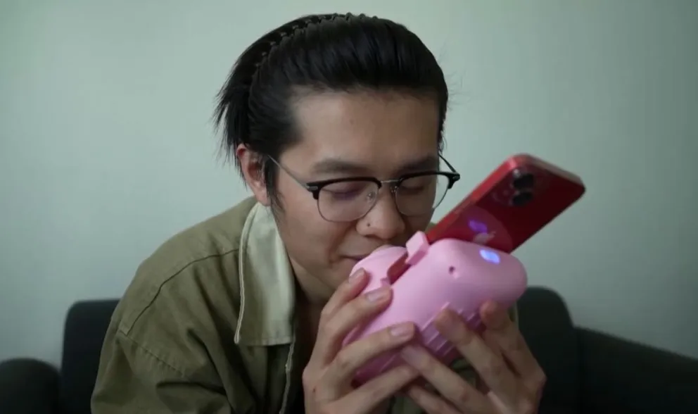 Besos por celular: un invento chino para acortar distancias
