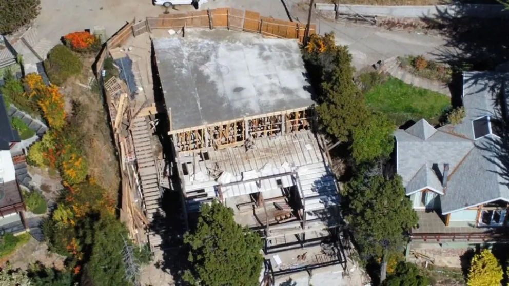 El Municipio denunció penalmente al propietario y al arquitecto de la obra irregular junto al lago