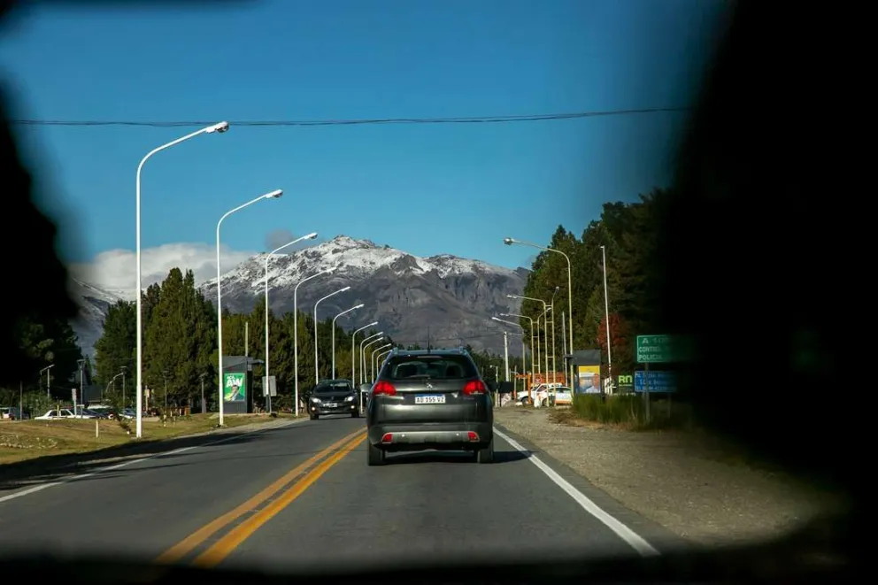 Llegó la ola de frío y los cerros se blanquearon en Bariloche