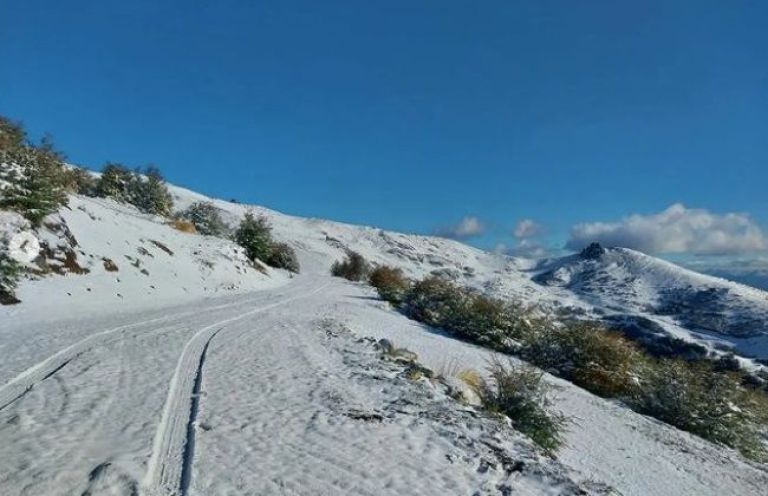 La nieve blanqueó por primera vez en el año los cerros de Bariloche y El Bolsón