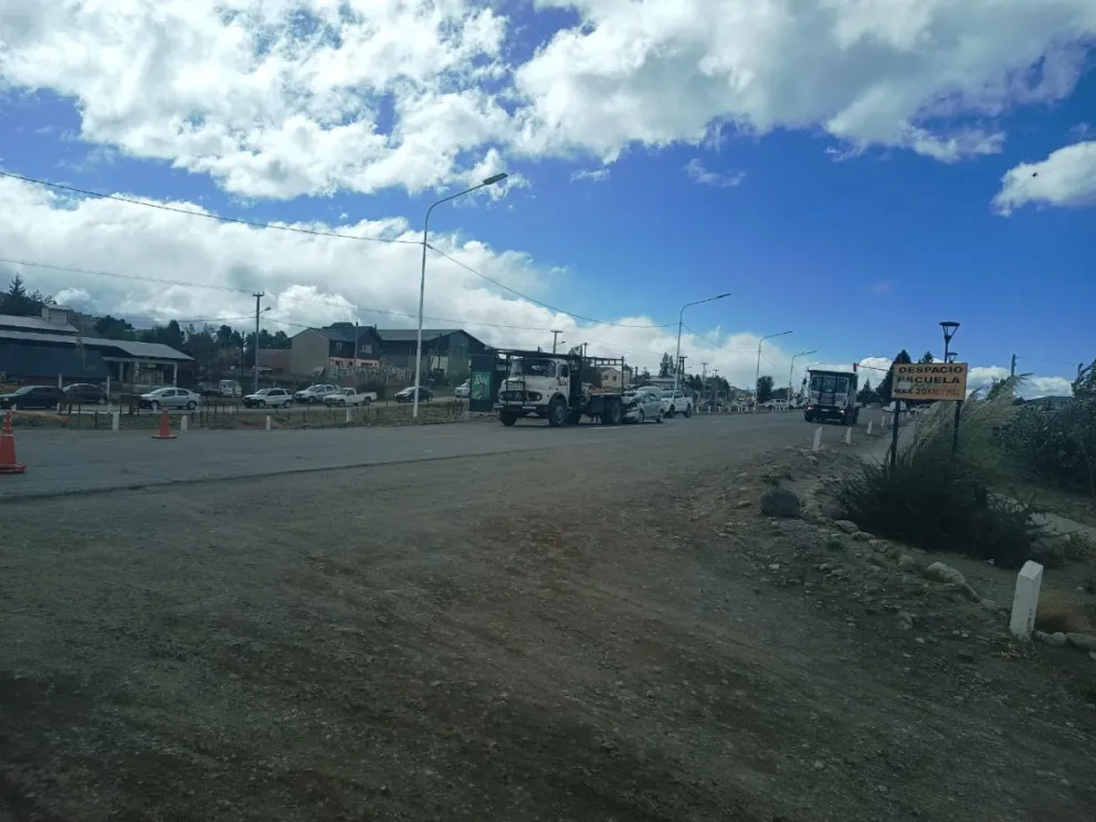 Un auto se incrustó detrás de un camión de materiales en Ruta 40 y Neneo