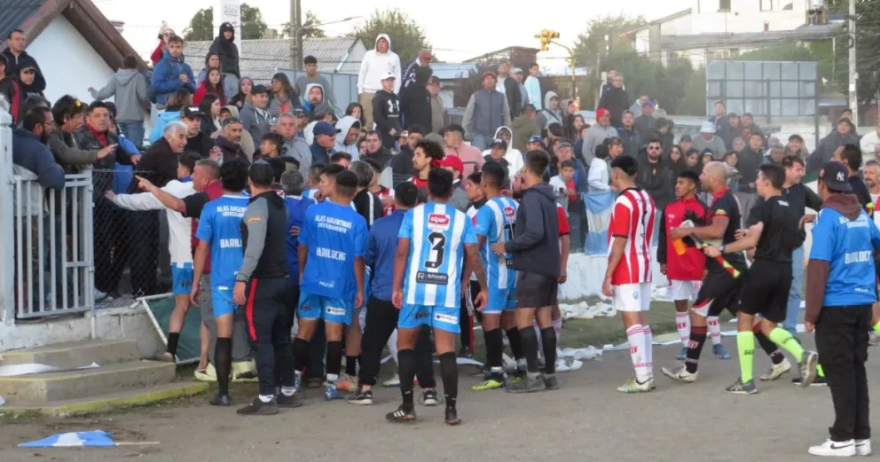 El duelo de punteros entre Alas y Estudiantes terminó con serios incidentes 
