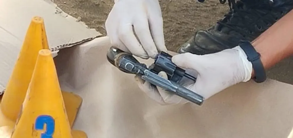 La Policía secuestró un arma de fuego que los ocupantes de un vehículo trataban de ocultar