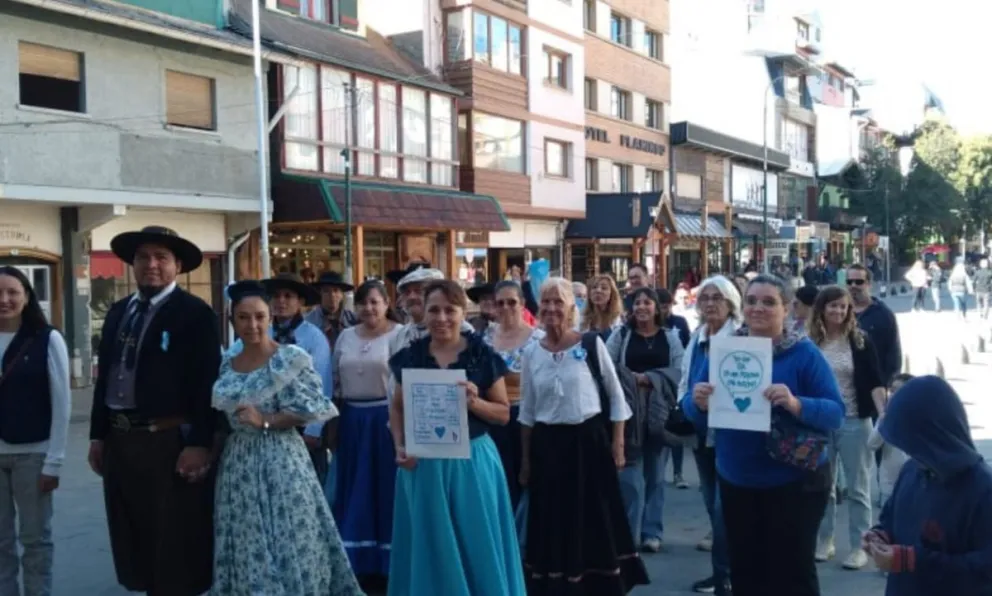 Autismo: El grupo de folklore El Antiguo se sumó a la Caminata Azul