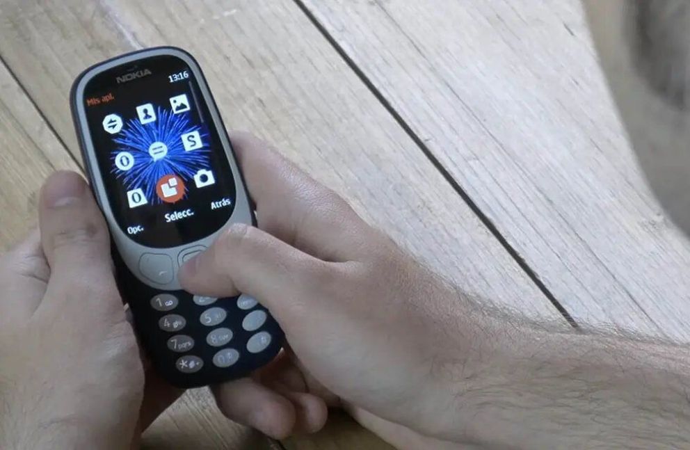 "Teléfonos tontos" versus smartphones: Una tendencia que aumenta por seguridad
