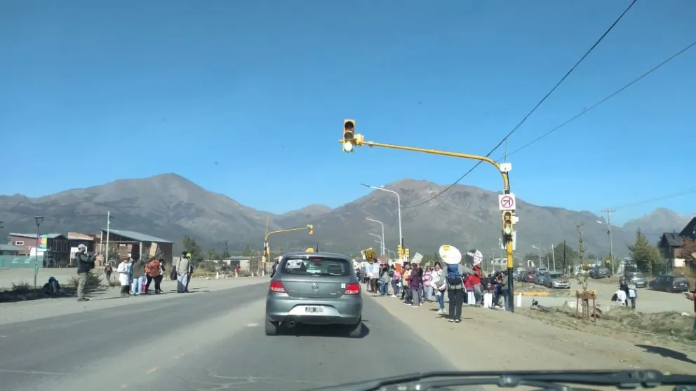 Docentes se manifestaron en "defensa de la Educación Pública" sobre Ruta 40