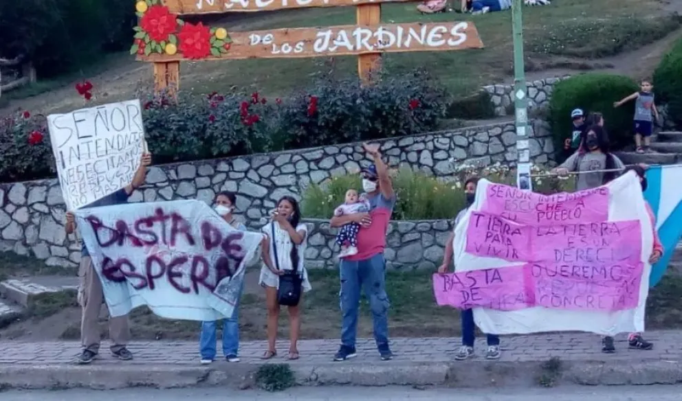 Villa La Angostura: Unas 50 las familias duermen en autos y se bañan en las estaciones de servicio