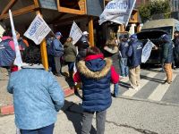 Gastronómicos realizaron una protesta frente a un conocido hotel de San Martín y Salta