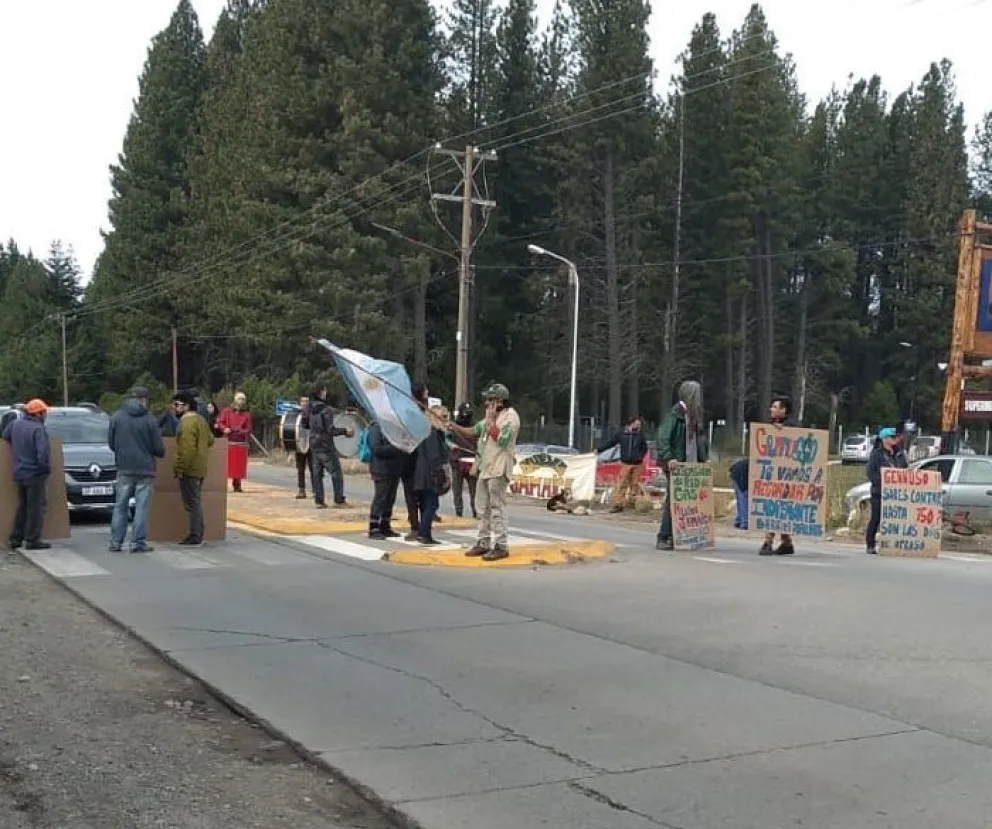 Vecinos del oeste reclamaron en Bustillo por la finalización de la red de gas 